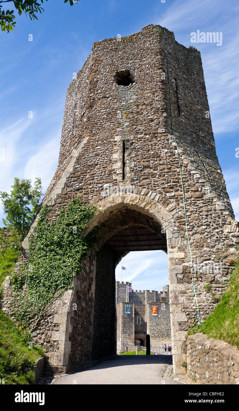 Una vista di Colton's Gate e la grande torre, il castello di Dover, Dover, Inghilterra. Foto Stock