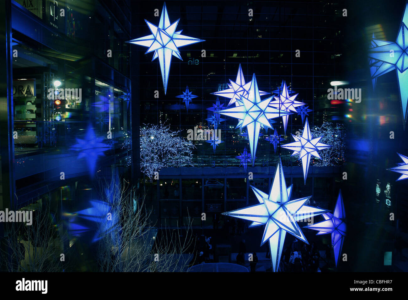 Fotografia di nei toni del blu a forma di stella di Natale luci e riflessi al Time Warner Center di New York City spazio copia Foto Stock