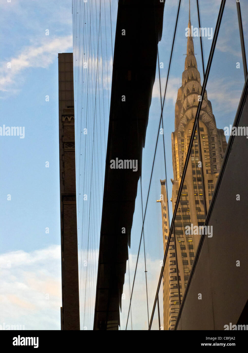 La riflessione di Chrysler Building da un altro edificio a Manhattan, New York, New York, Stati Uniti d'America Anthony Arendt, Foto Stock