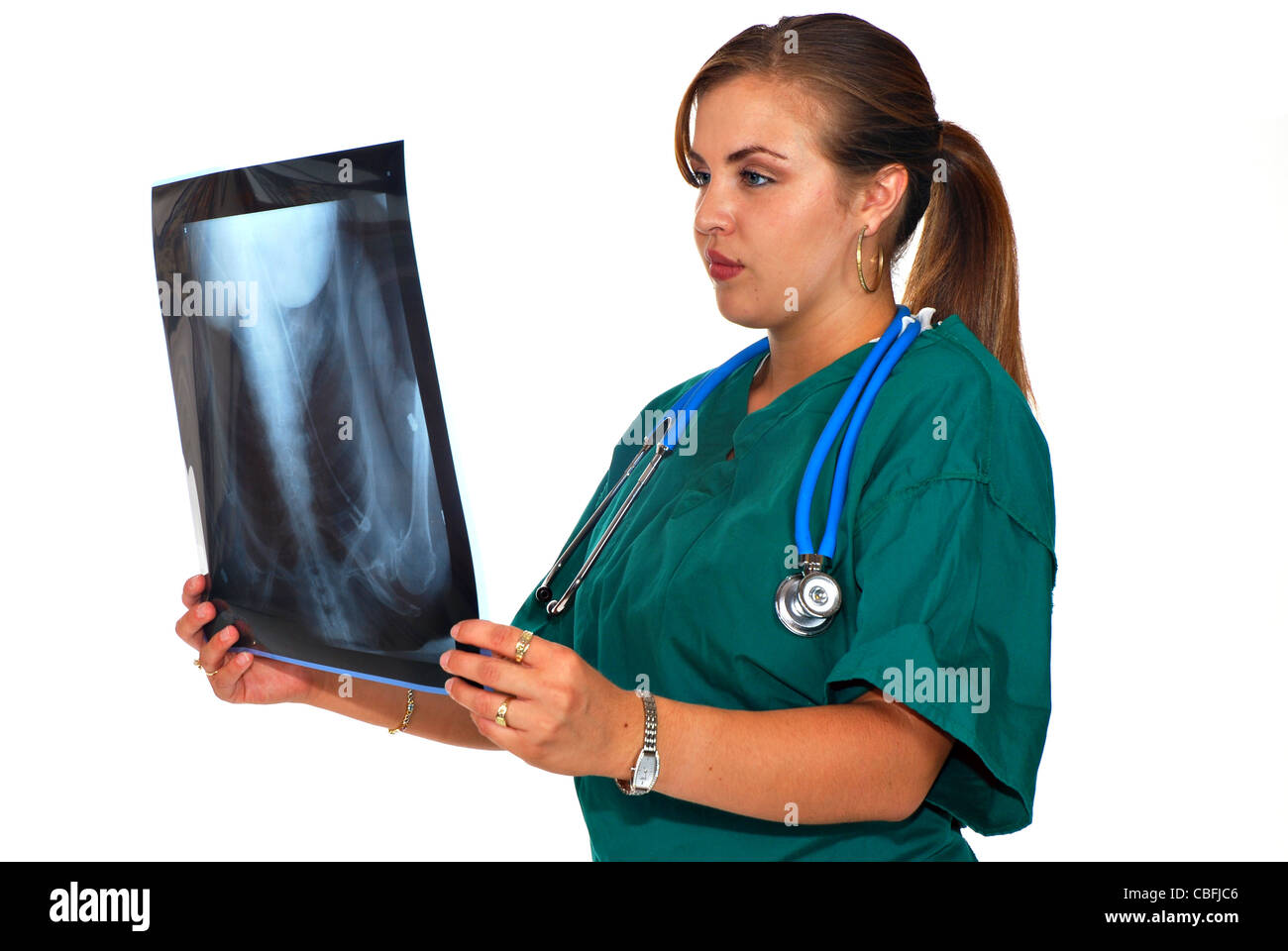 Giovani donne Latino medico professionista esaminando un x-ray Foto Stock