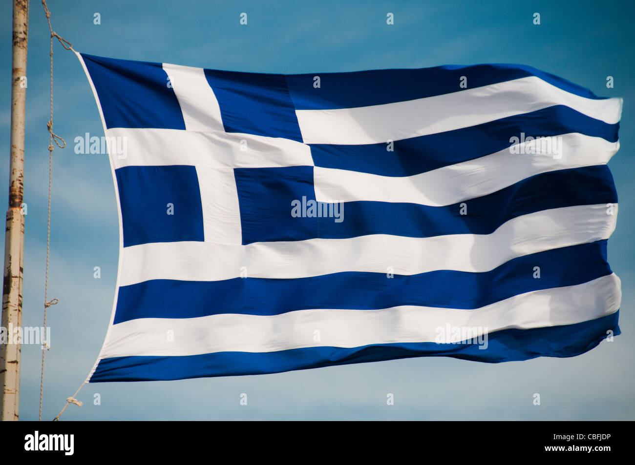 Bandiera Grrek viene soffiato nel vento all Acropoli di Atene Foto Stock