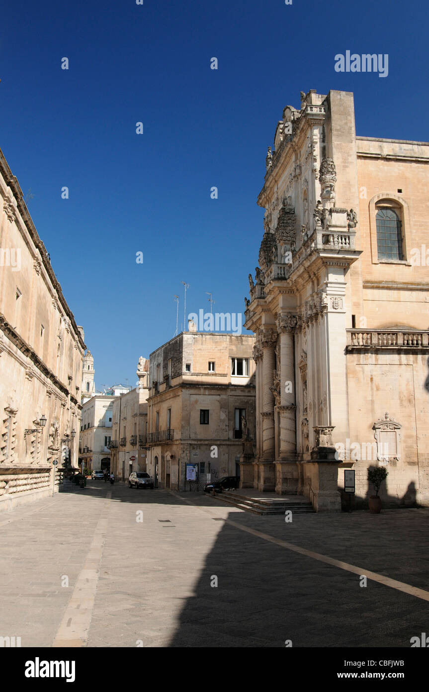 Street con la Chiesa di San Giovanni Battista a Lecce Foto Stock