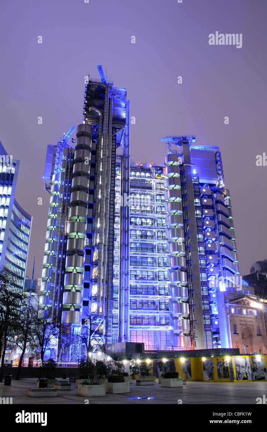 Tempo di notte vista di Lloyds edificio nella città di Londra illuminato di luce blu Foto Stock