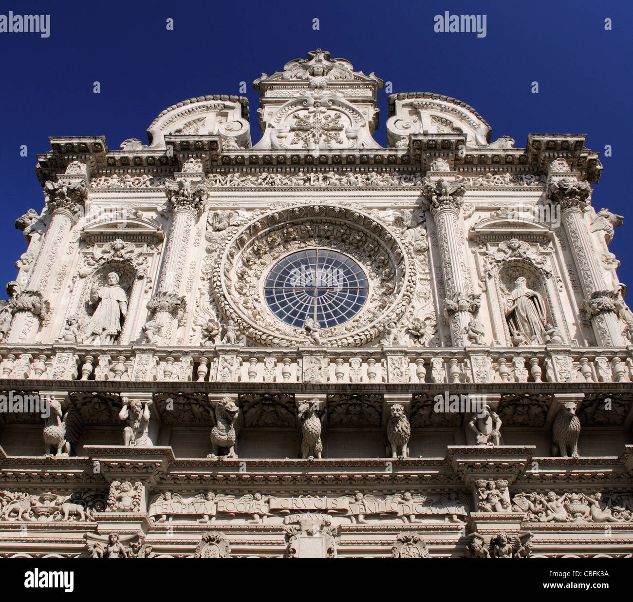 La facciata scolpita in pietra dettaglio e finestra della Basilica di Santa Croce, Lecce Foto Stock