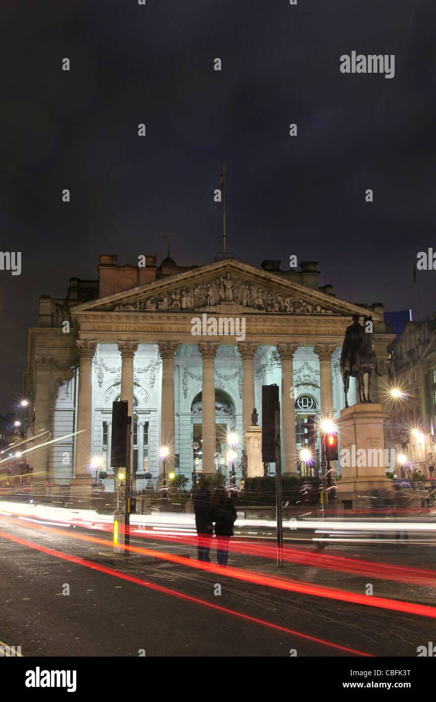Royal Exchange di Londra di notte con accelerazione Luci auto Foto Stock