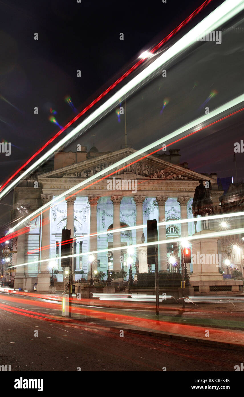 Royal Exchange di Londra di notte con streaming semaforo Foto Stock