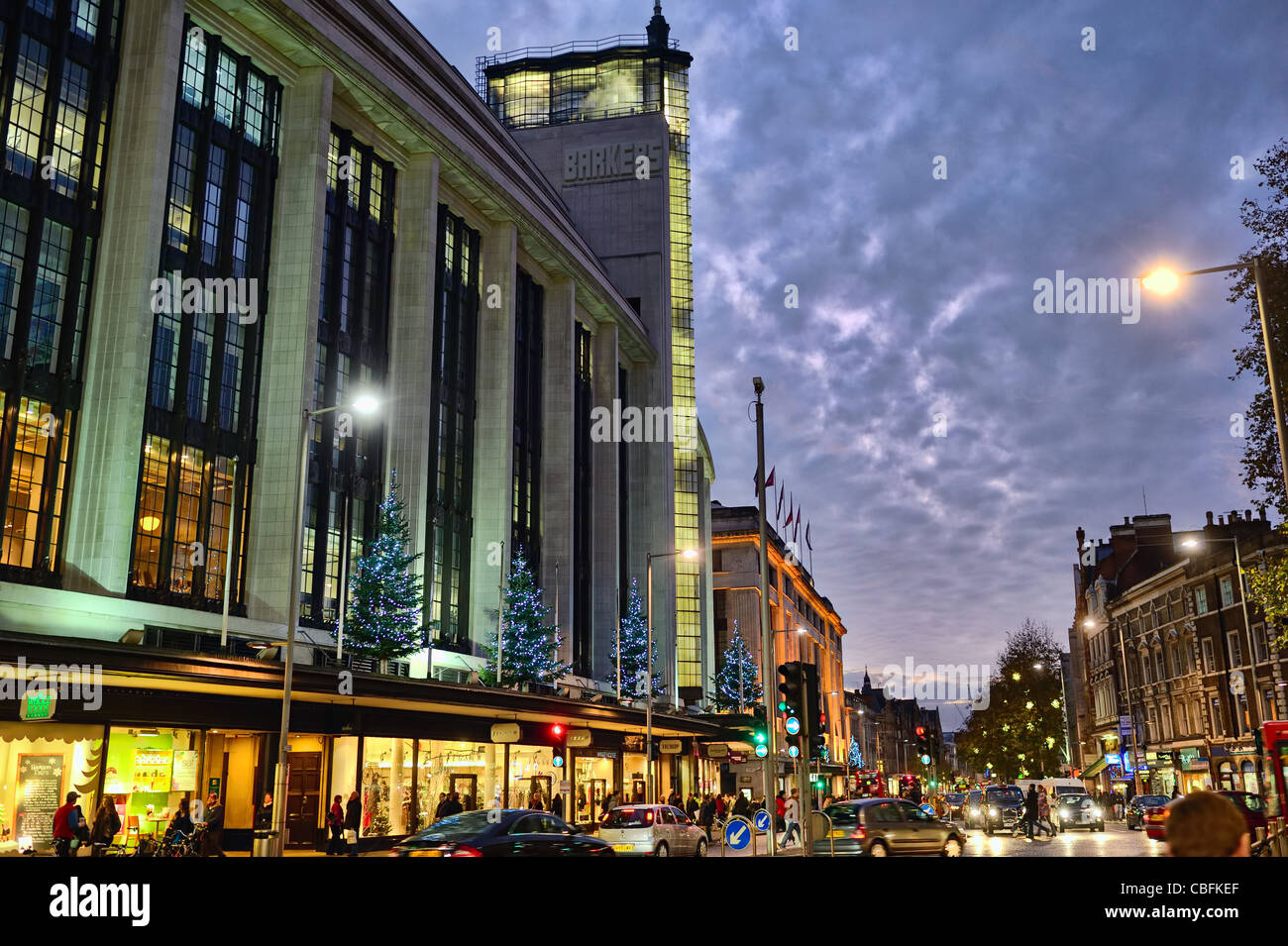 Barker Edificio, Kensington High Street, Londra, Inghilterra, Regno Unito Europa, accesa fino al tramonto Foto Stock