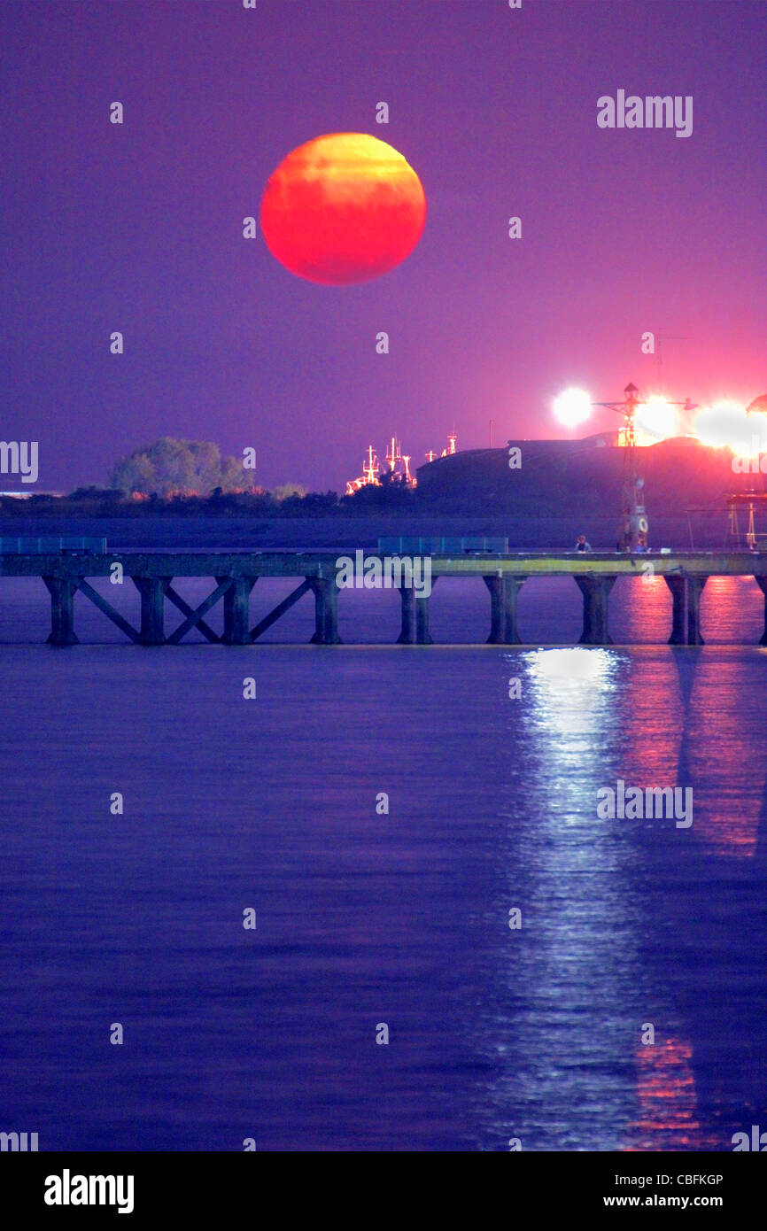 Luna piena al crepuscolo in Buenos Aires costa "Costanera Norte" Foto Stock