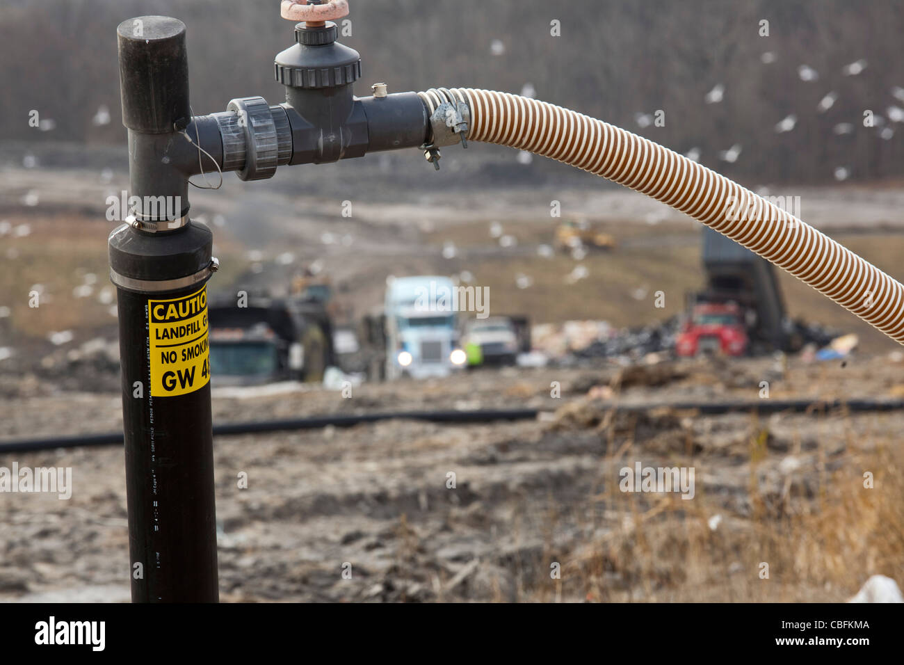 Un ben raccoglie il gas metano di decadere garbage a St Clair County's Smith's Creek discarica. Foto Stock