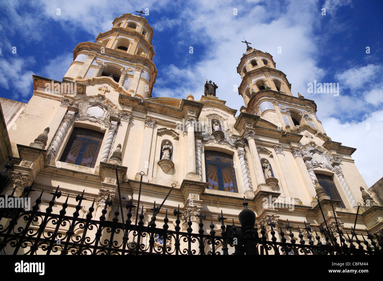 "San Pedro telmo" Facciata chiesa nera con recinzione metallica a primo piano. San Telmo, ,Buenos Aires, Argentina Foto Stock