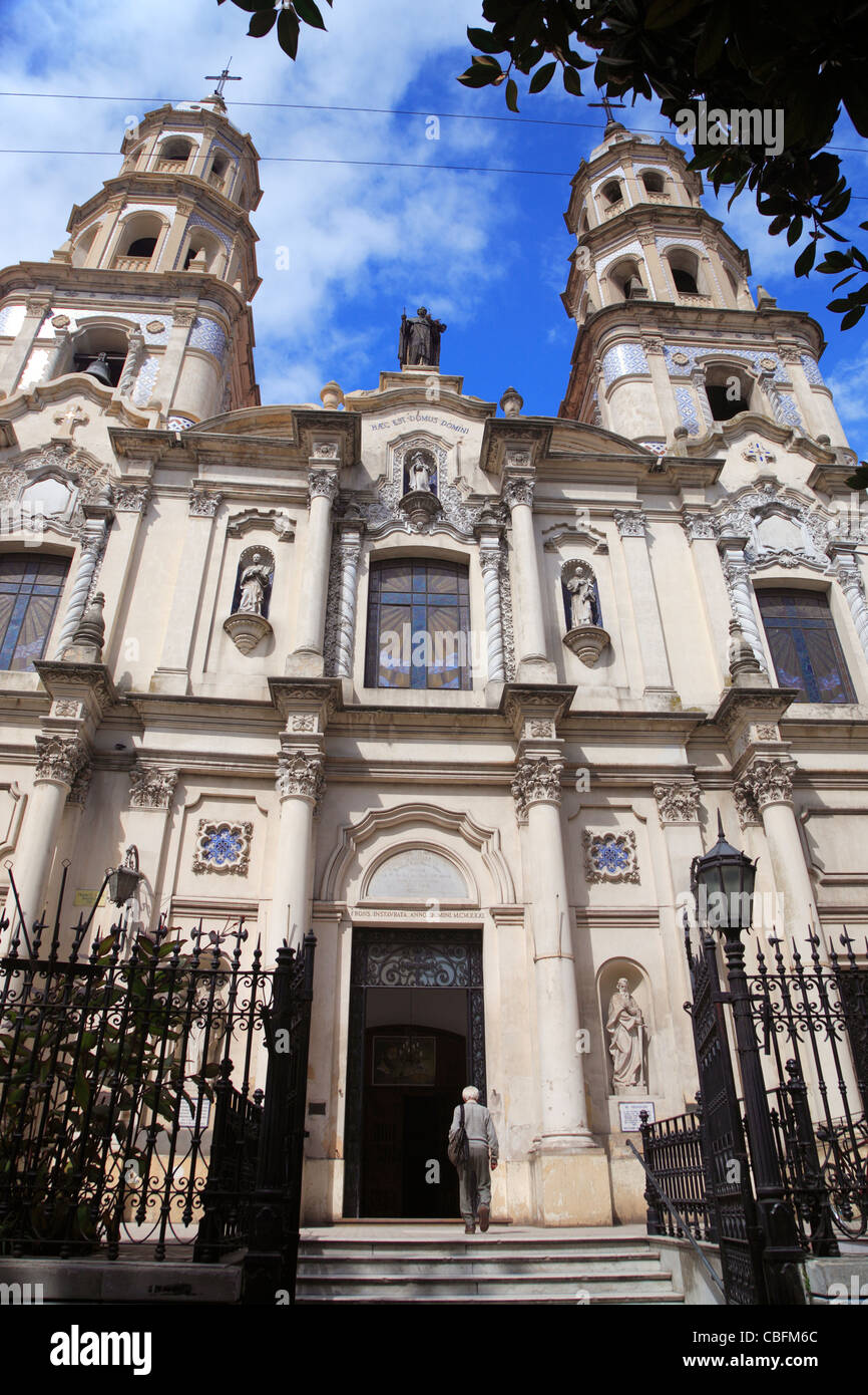 "San Pedro telmo" Facciata chiesa nera con recinzione metallica a primo piano. San Telmo, ,Buenos Aires, Argentina Foto Stock