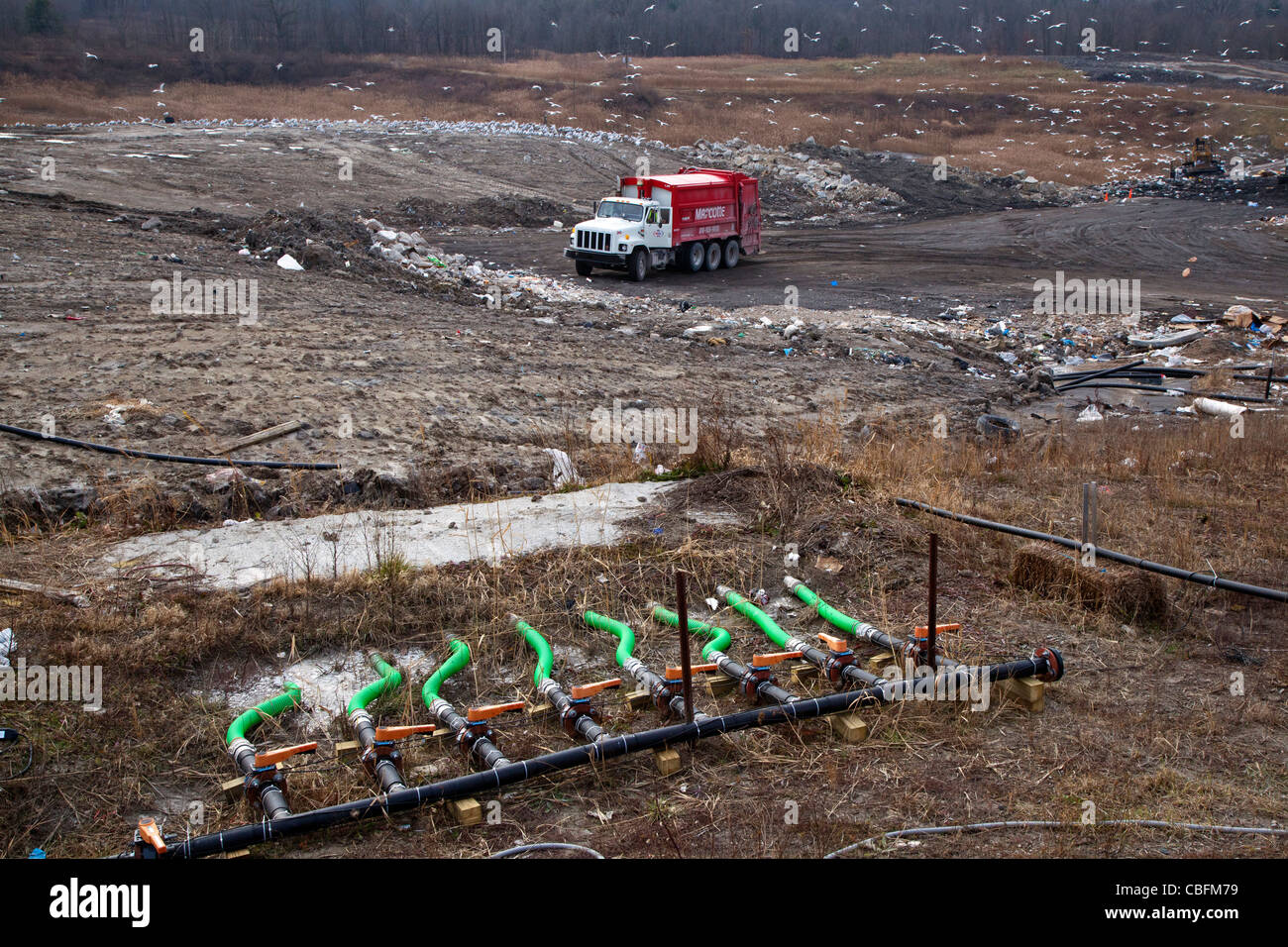Il materiale raccolto da serbatoi settici viene iniettato attraverso tubi di verde in St Clair County's Smith's Creek discarica. Foto Stock