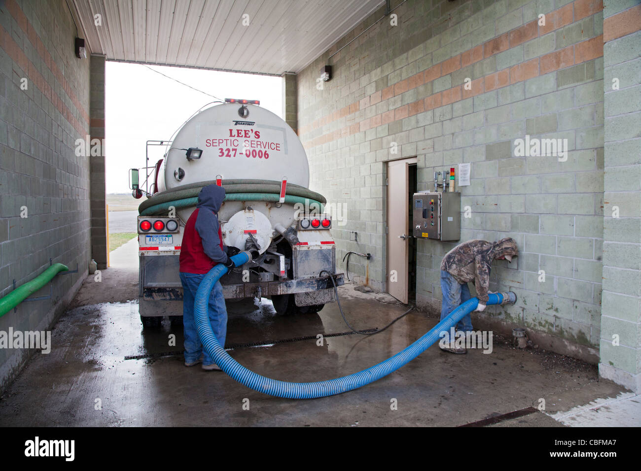 Un carrello scarica il materiale raccolto da fosse settiche a St Clair County's Smith's Creek discarica. Foto Stock