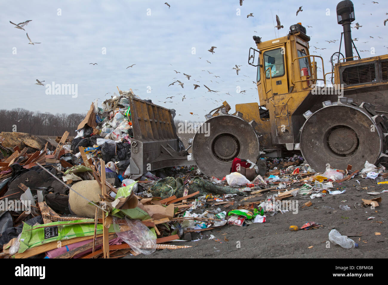 Smith's Creek, Michigan - un bulldozer livelli e compatti garbage a St Clair County's Smith's Creek discarica. Foto Stock