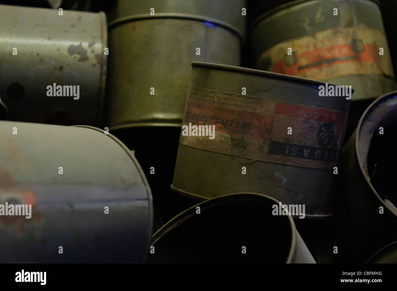 I barattoli di Zyklon-B (Cyclob-B) ad Auschwitz I campo di concentramento nazista usato nelle camere a gas per sterminare i prigionieri Foto Stock