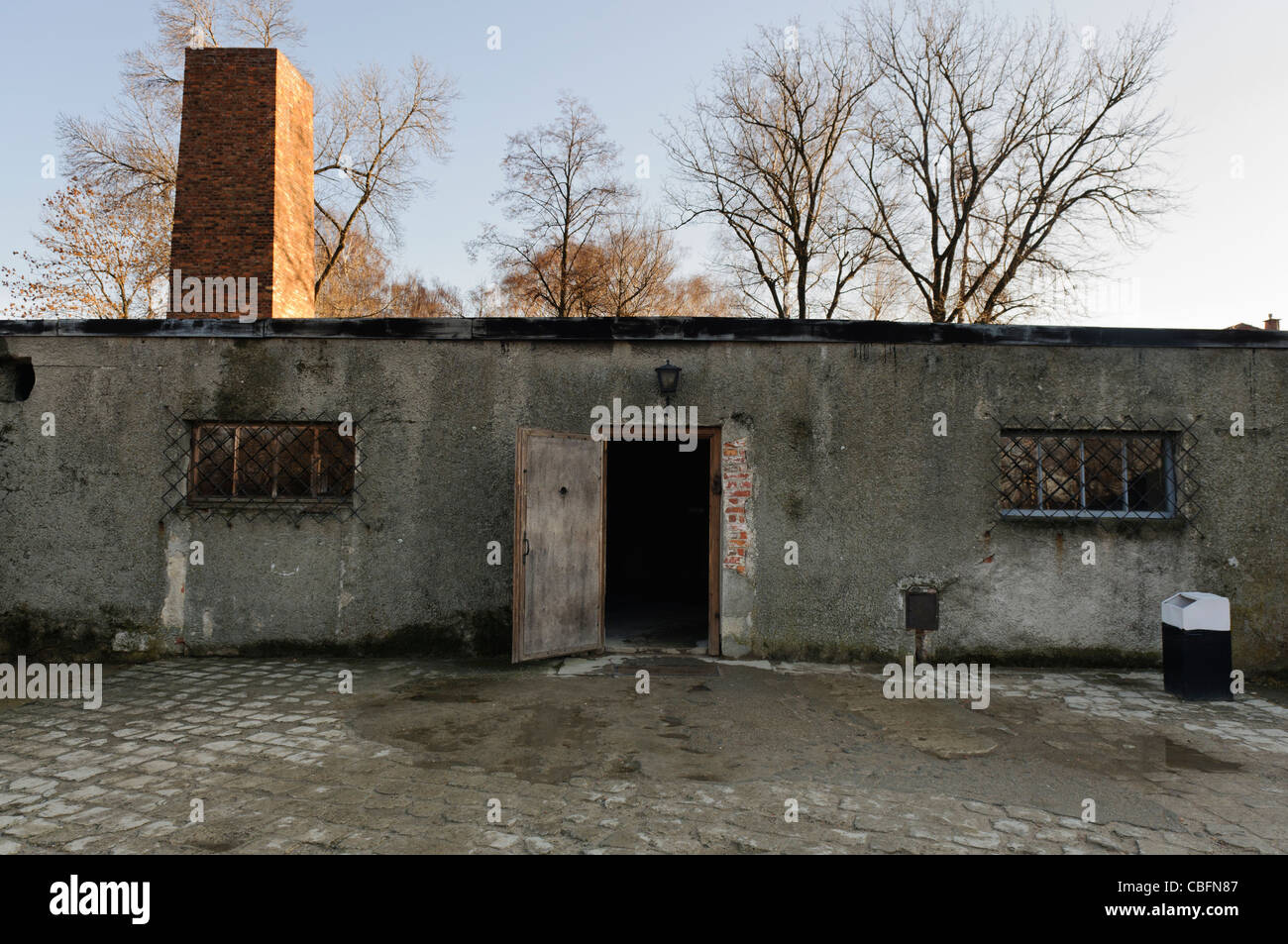 Al di fuori della camera a gas, campo di concentramento di Auschwitz, che poteva sterminare 700 persone alla volta Foto Stock