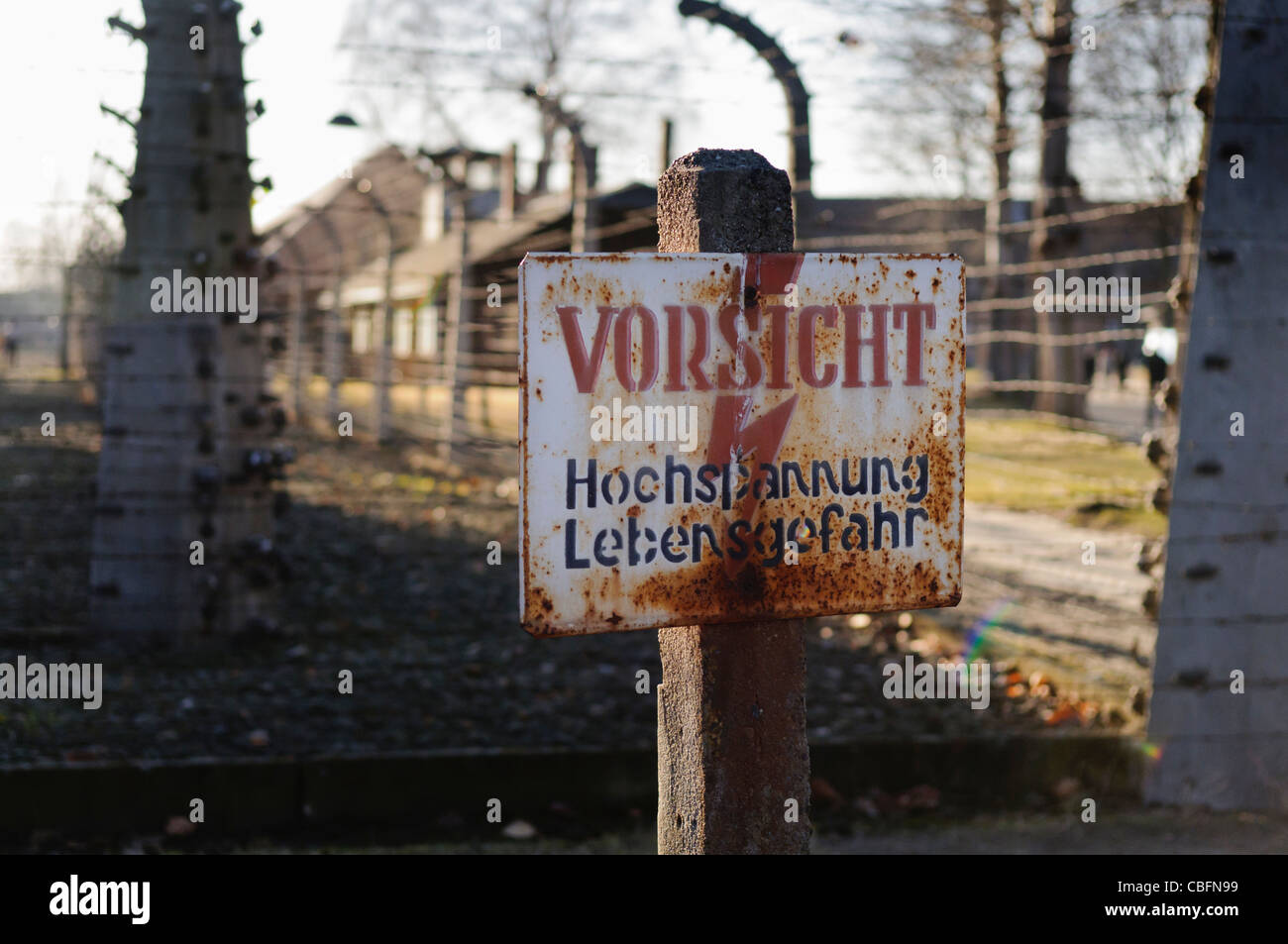 Segno a filo spinato recinto elettrico in Auschwitz 'Vorsicht: hochspannung Lebensgefahr" (Pericolo: alta tensione) Foto Stock