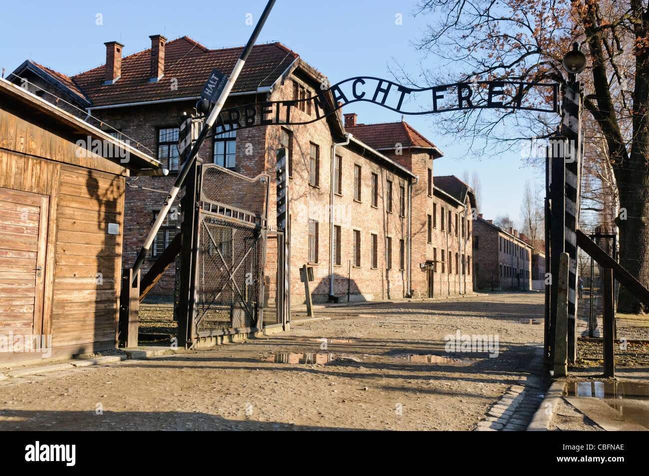 Ingresso principale ad Auschwitz I campo di concentramento nazista con il segno "Arbeit macht frei" Foto Stock