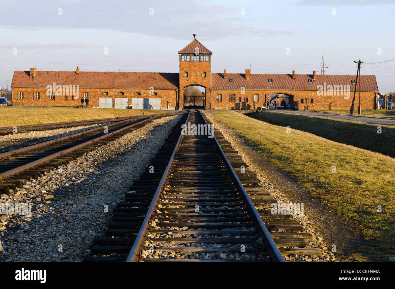 L'edificio che ospita la reception a Auschwitz-Berkenhau II campo di concentramento con torre di avvistamento e arco attraverso il quale i treni hanno portato i prigionieri. Foto Stock