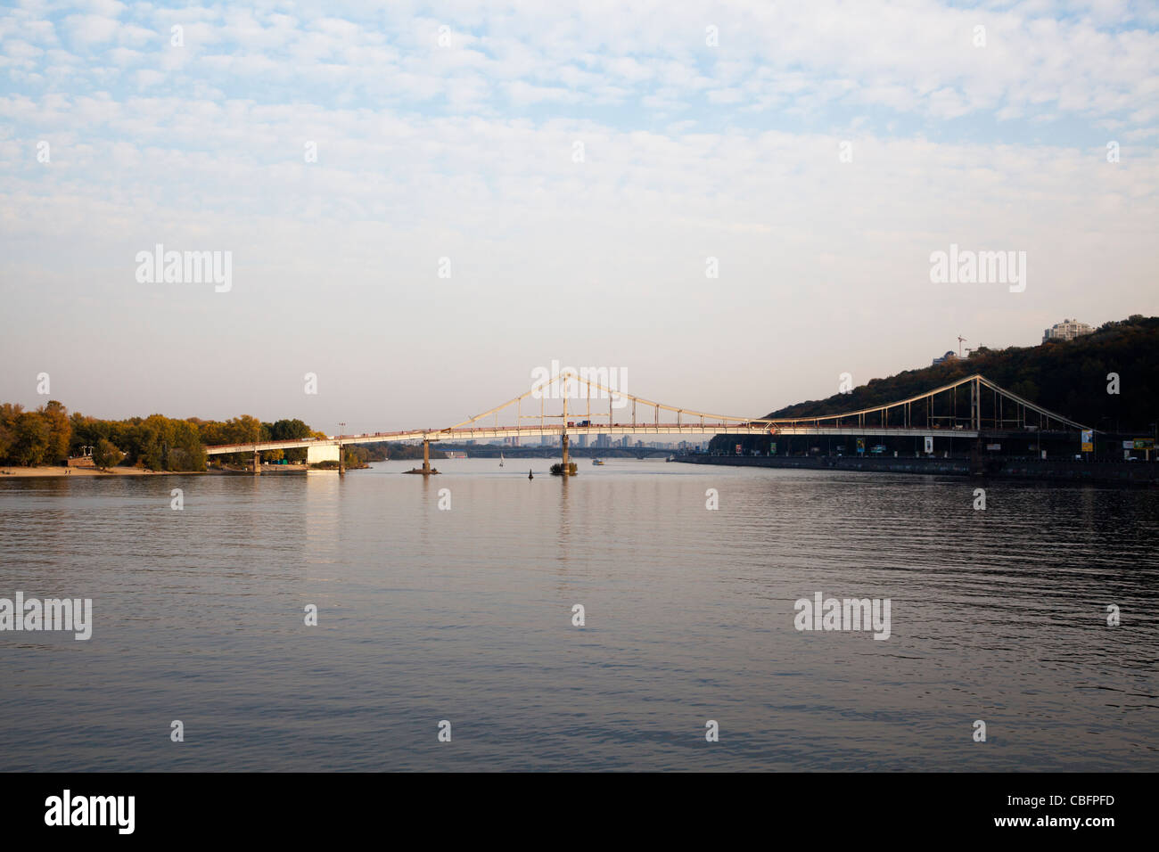 Sospensione ponte sopra il fiume Dnipro a Kiev, Ucraina, portando a Naberezhno-Khrshchatyska, Podil Foto Stock