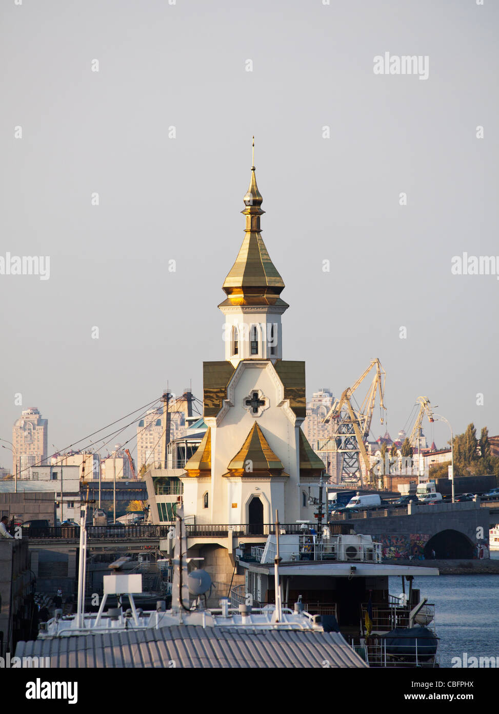 Chiesa russa ortodossa con il Tetto d'oro sul fiume Dnipro a Kiev, Ucraina, su Naberezhno-Khrshchatyska, Podil Foto Stock