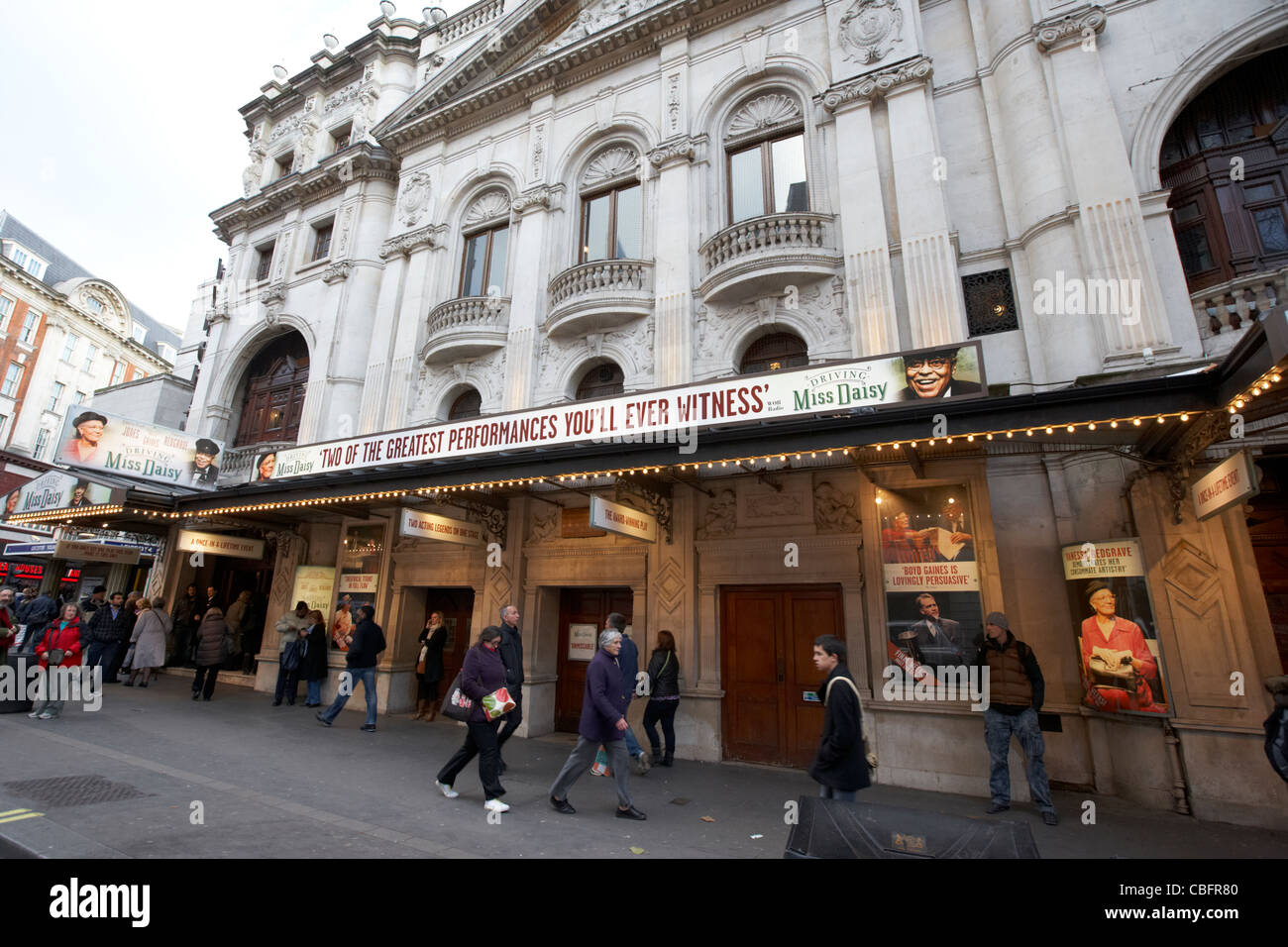 Wyndhams Theatre che mostra la guida miss daisy in teatri di west end di Londra Inghilterra Regno Unito Regno Unito Foto Stock