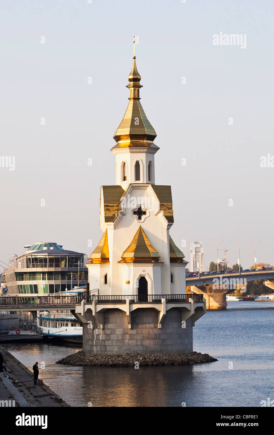 Chiesa russa ortodossa con il Tetto d'oro sul fiume Dnipro a Kiev in Ucraina su Naberezhno-Khrshchatyska, Podil Foto Stock
