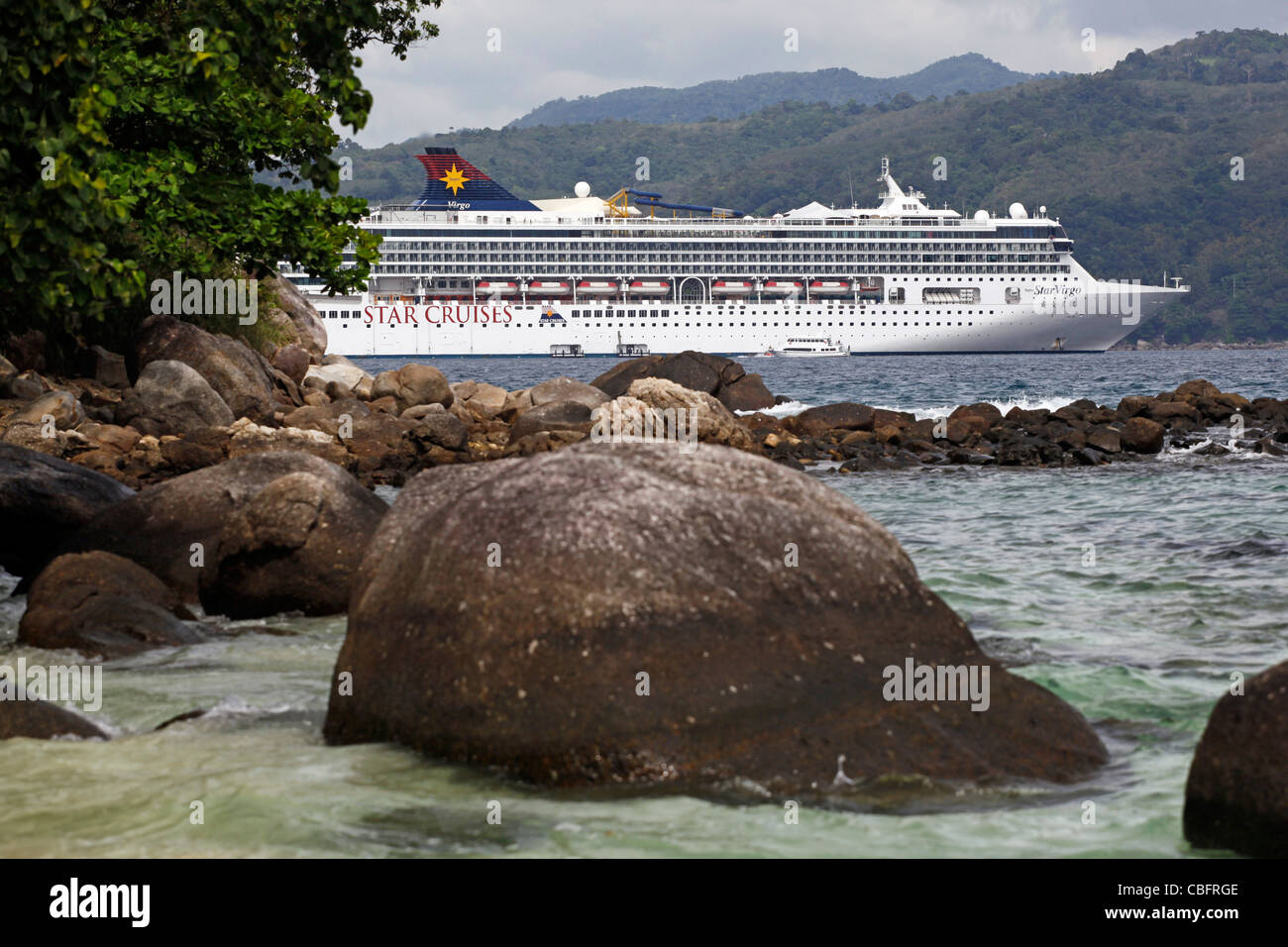 Star Virgo da Star Cruises nave da crociera e rocce a Patong, Phuket, Tailandia Foto Stock