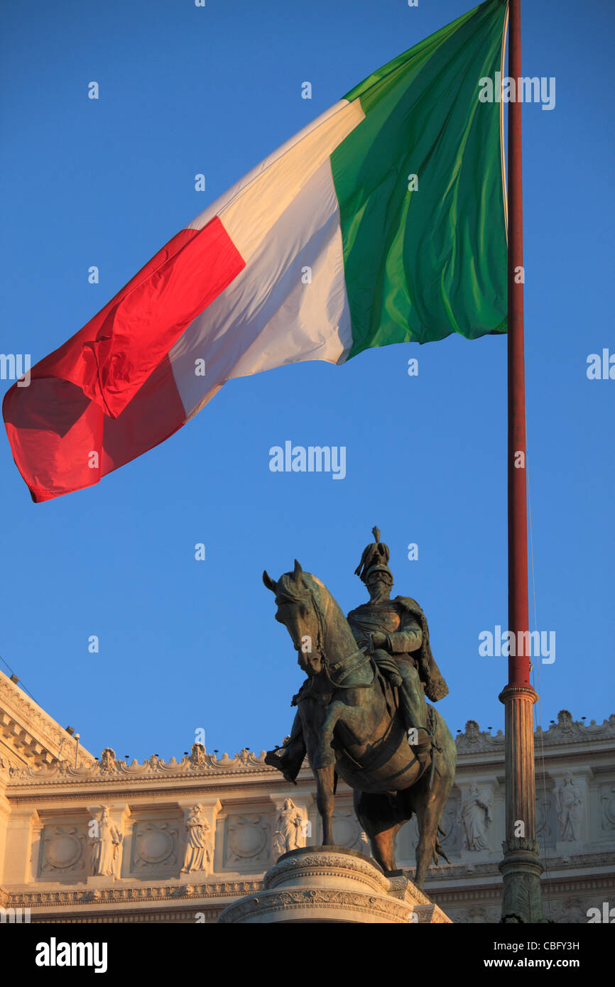 Italia Lazio Roma, Vittoriano, bandiera italiana, Vittorio Emanuele II statua, Foto Stock