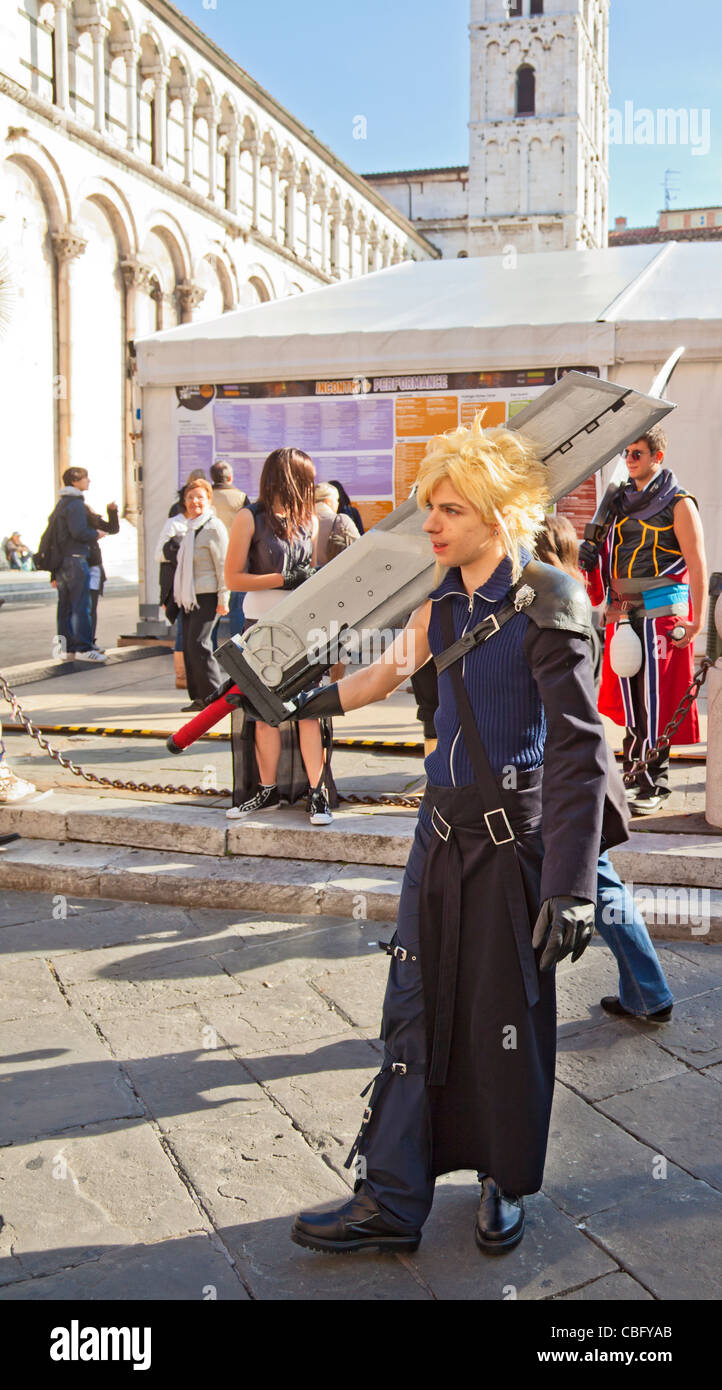 Giovane uomo vestito come nube dal videogioco Final Fantasy a Lucca Comics and Games Festival, 2011, Toscana, Italia Foto Stock