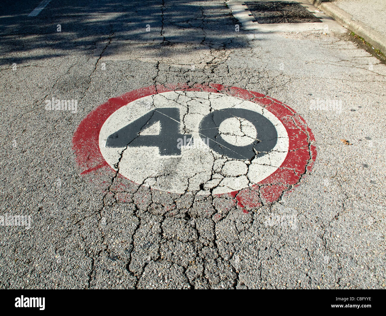 40 Il limite massimo di velocità segno di traffico dipinta su una vecchia strada Foto Stock