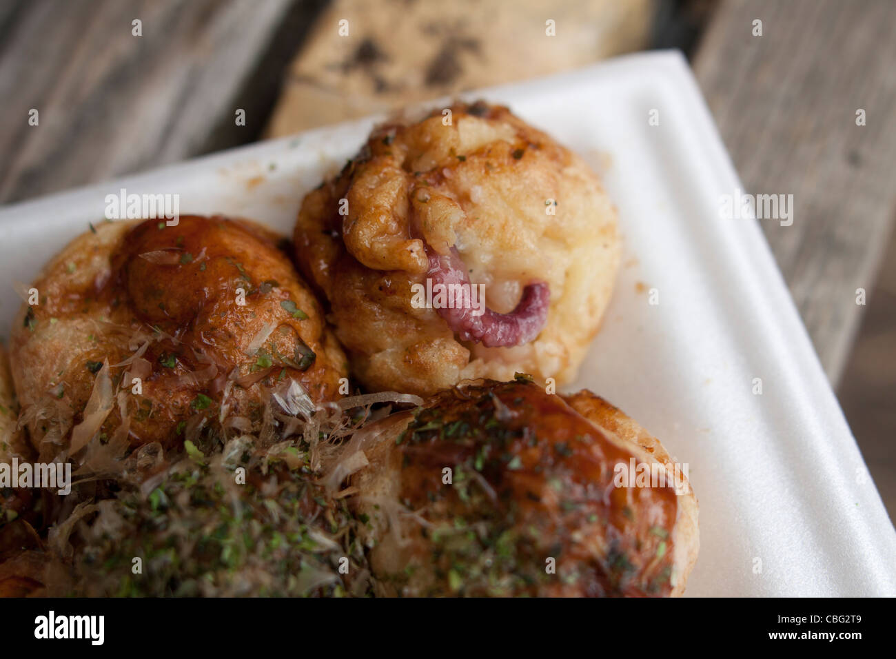 Un vassoio di takoyaki "octopus gnocchi' di Osaka in Giappone. Foto Stock