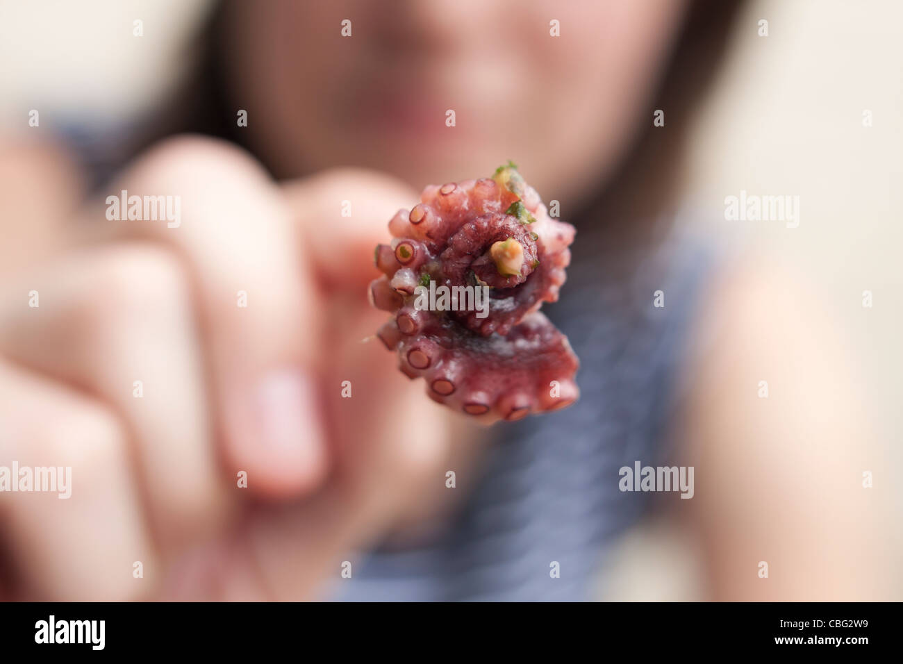 Donna Giapponese mangiare toakoyaki octopus gnocchi di patate, Giappone, Asia Foto Stock