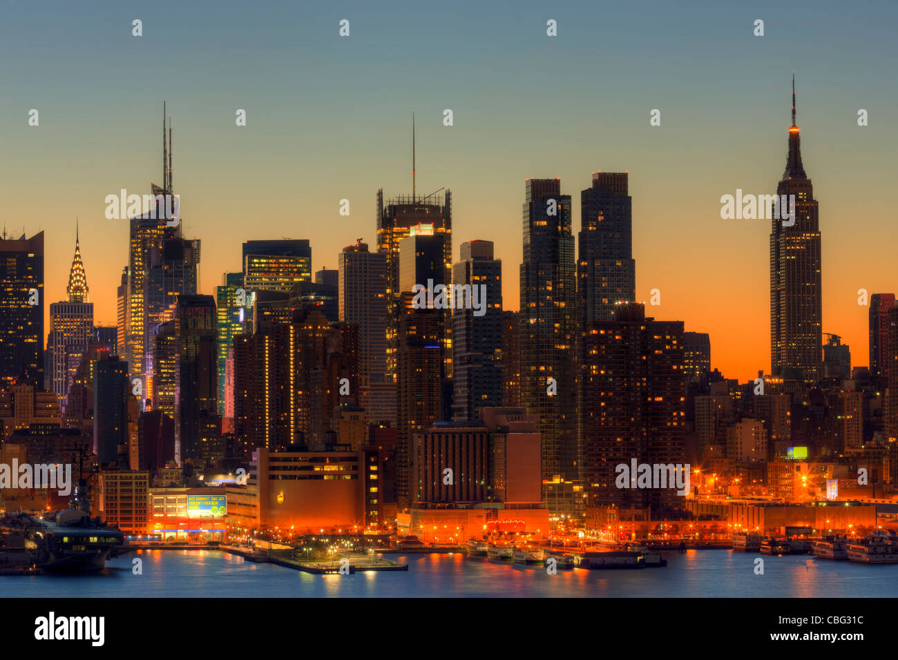 La skyline di Manhattan durante il crepuscolo del mattino come visto sopra il fiume Hudson guardando ad est dal New Jersey. Foto Stock