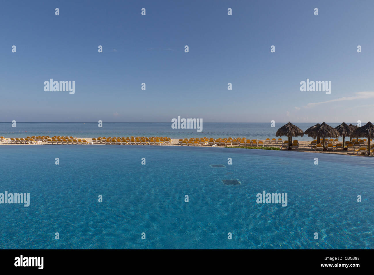 Piscina infinity, luxury resort all-inclusive, Montego Bay, Giamaica Foto Stock