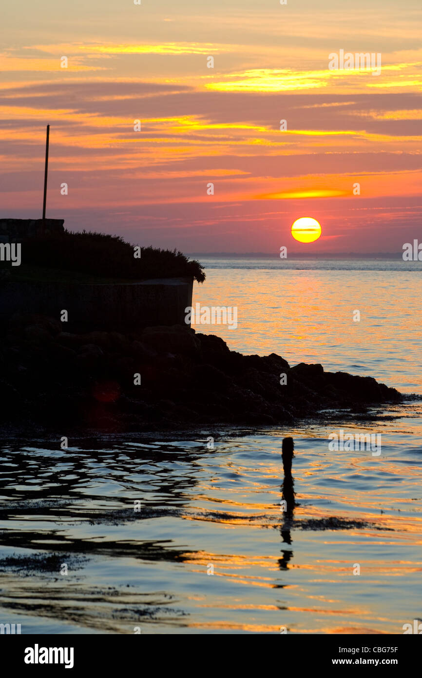 Tramonto, cappone Marsh, Il Solent, cappone, Isle of Wight, England, Regno Unito Foto Stock