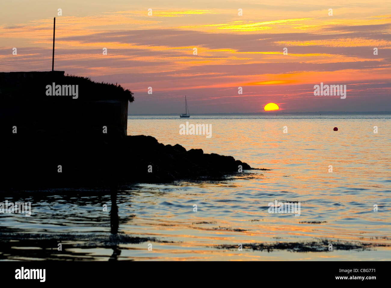 Tramonto, cappone Marsh, Il Solent, cappone, Isle of Wight, England, Regno Unito Foto Stock