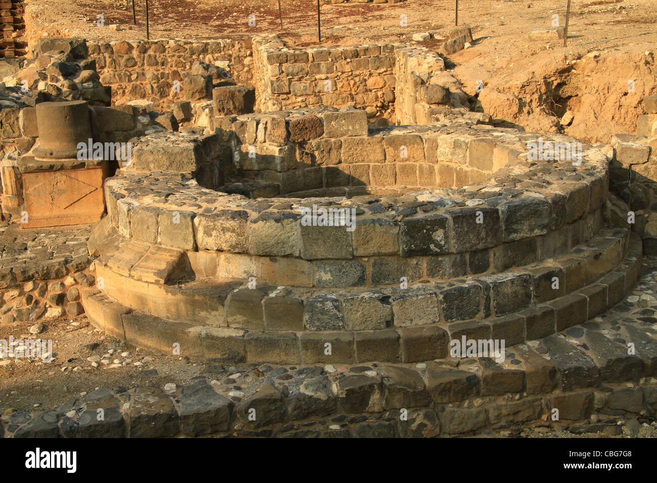 Israele, il Mare di Galilea e le rovine della città romana di Tiberiade, città complesso di gate Foto Stock