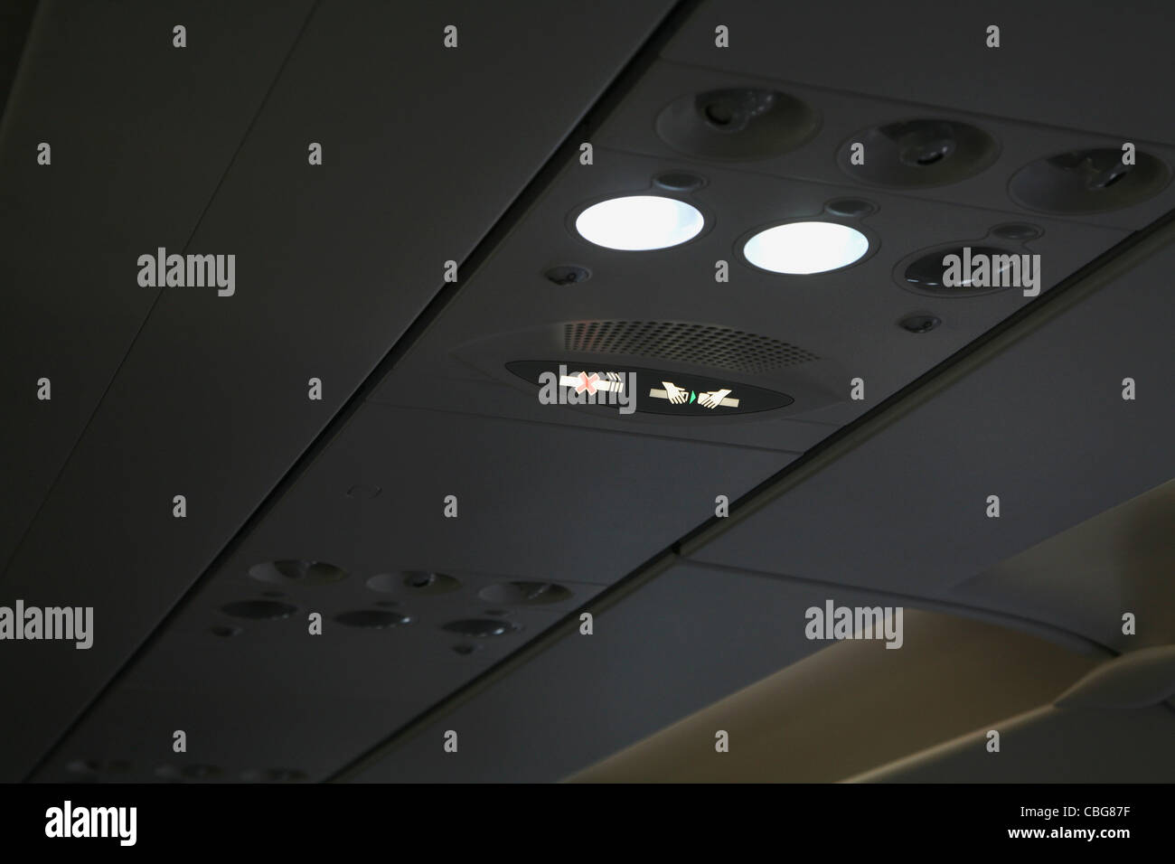 Insegne luminose sul tetto di un piano e allacciare la cintura di sicurezza e accesso vietato fumare Foto Stock