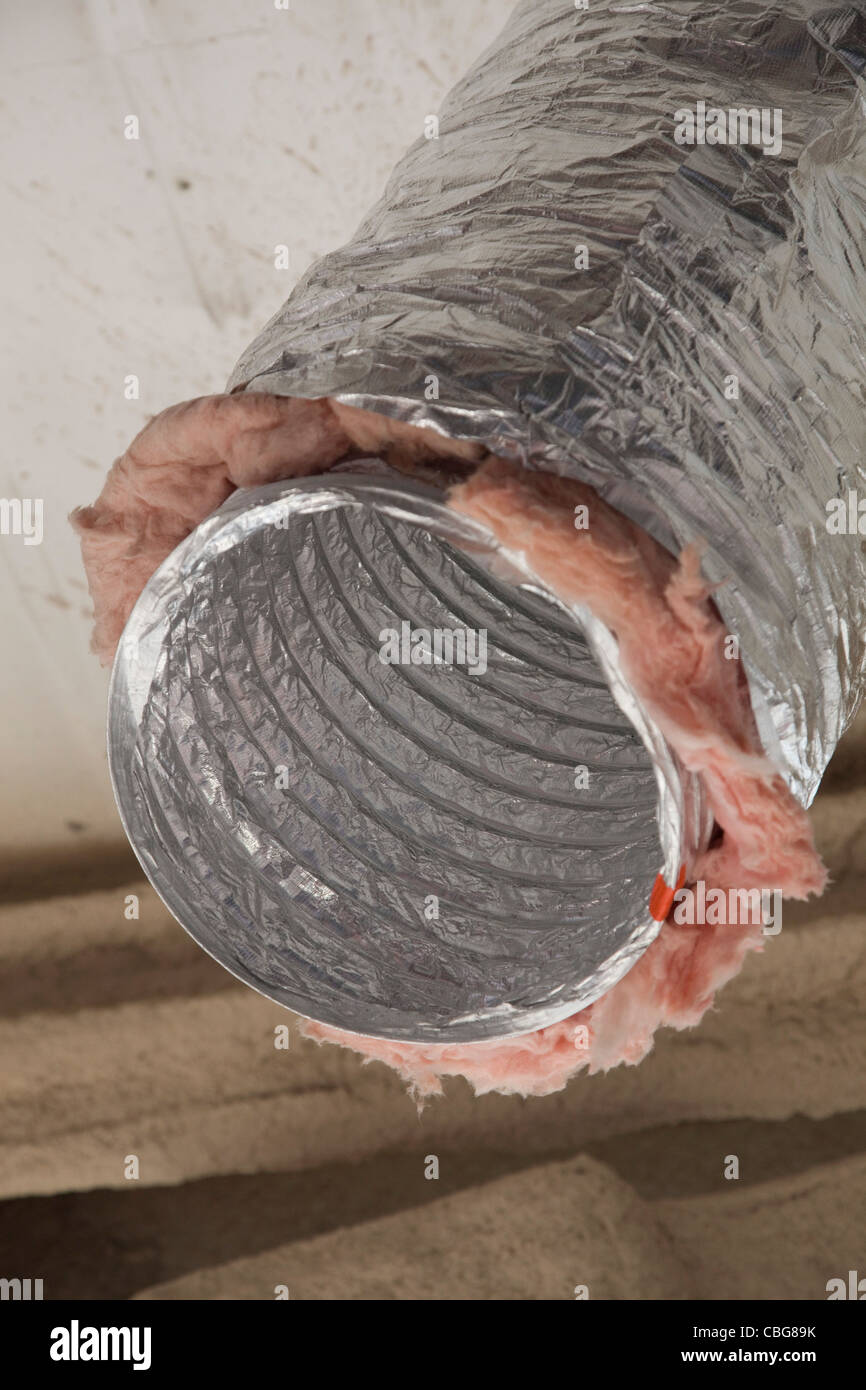 Aprire un condotto di aria la tubazione con isolamento intorno ad esso Foto Stock