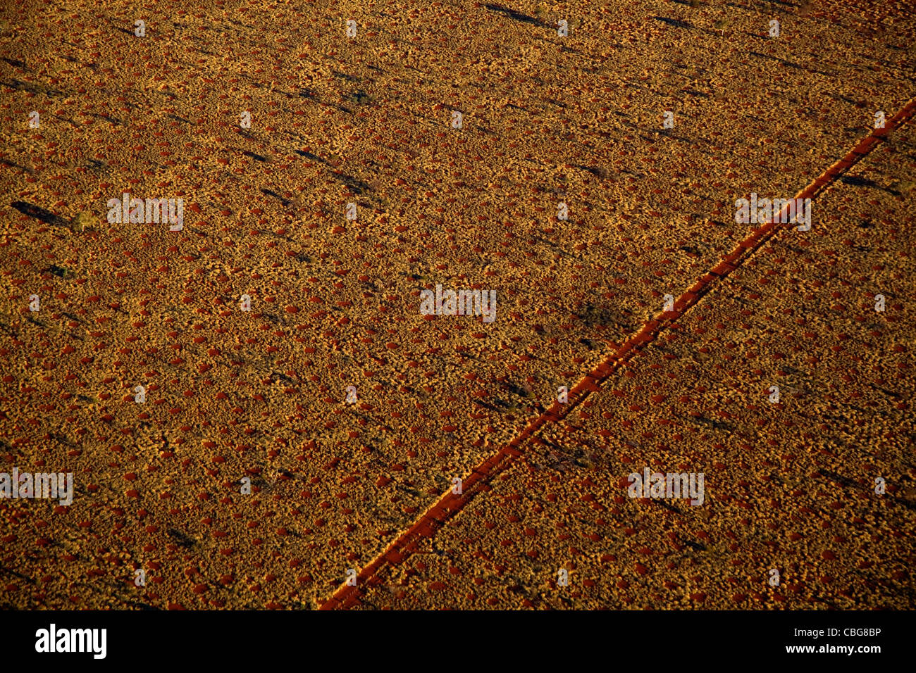 Vista aerea di una strada sterrata posizionati in un paesaggio remoto Foto Stock