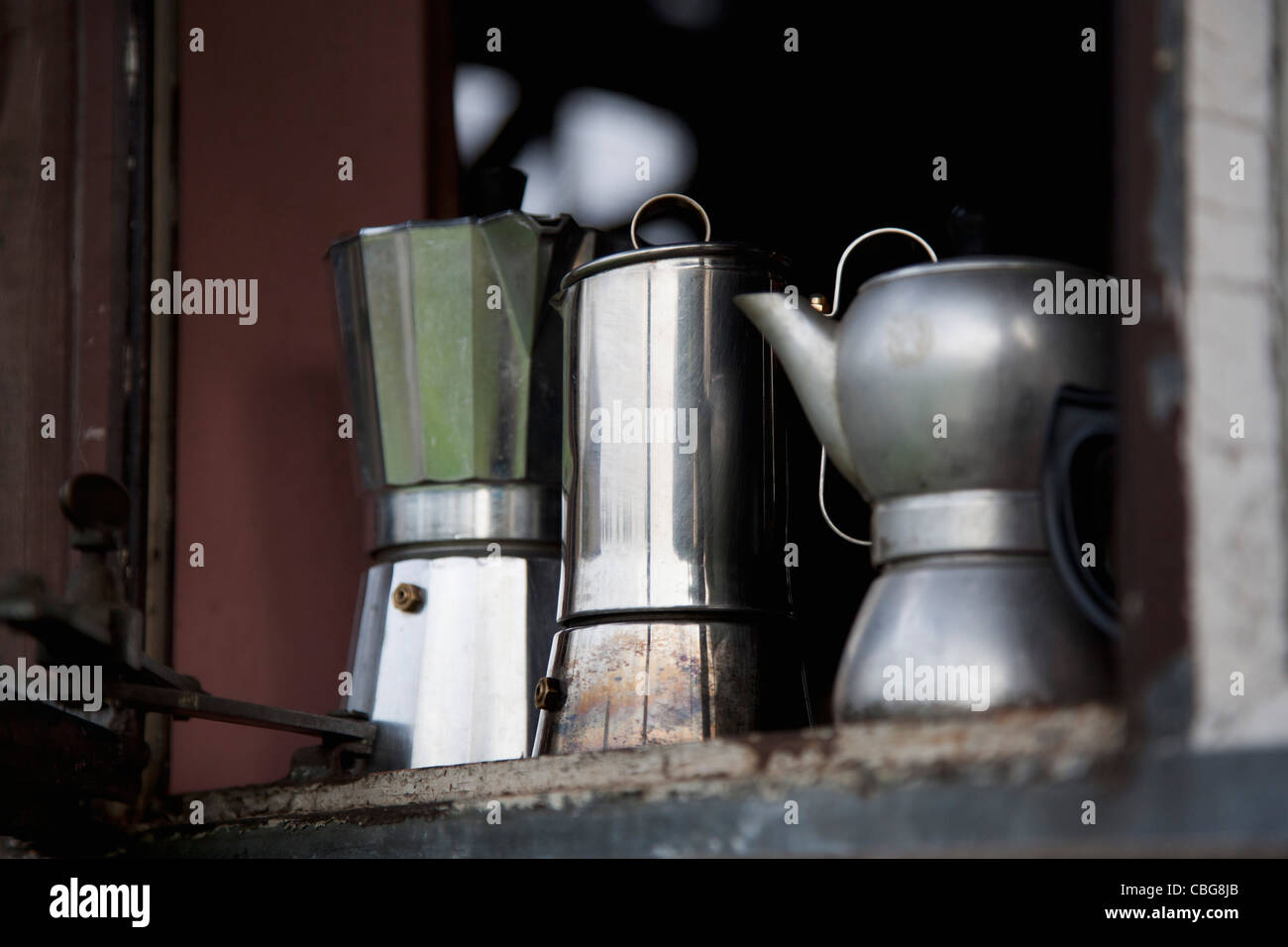 Tre differenti moka o macchina per caffè espresso in una riga Foto Stock