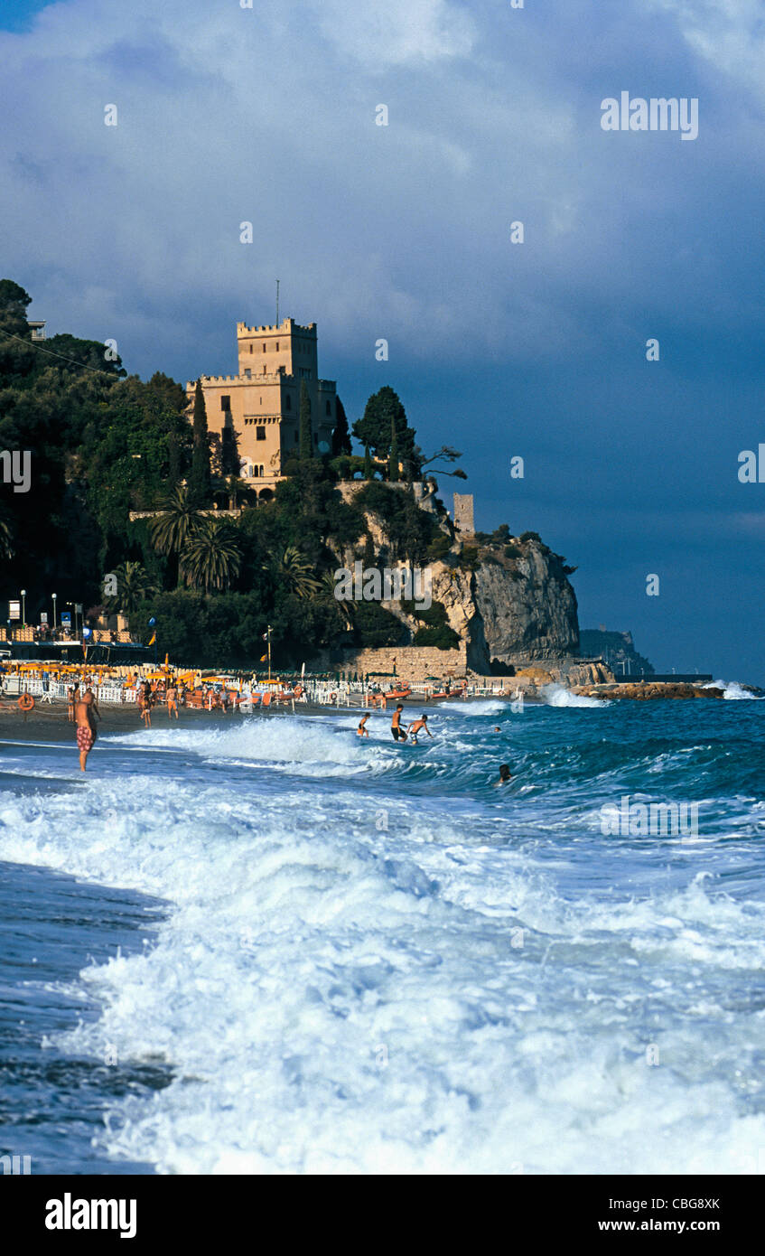 Vista di una spiaggia e un castello in background, Liguria, Italia Foto Stock