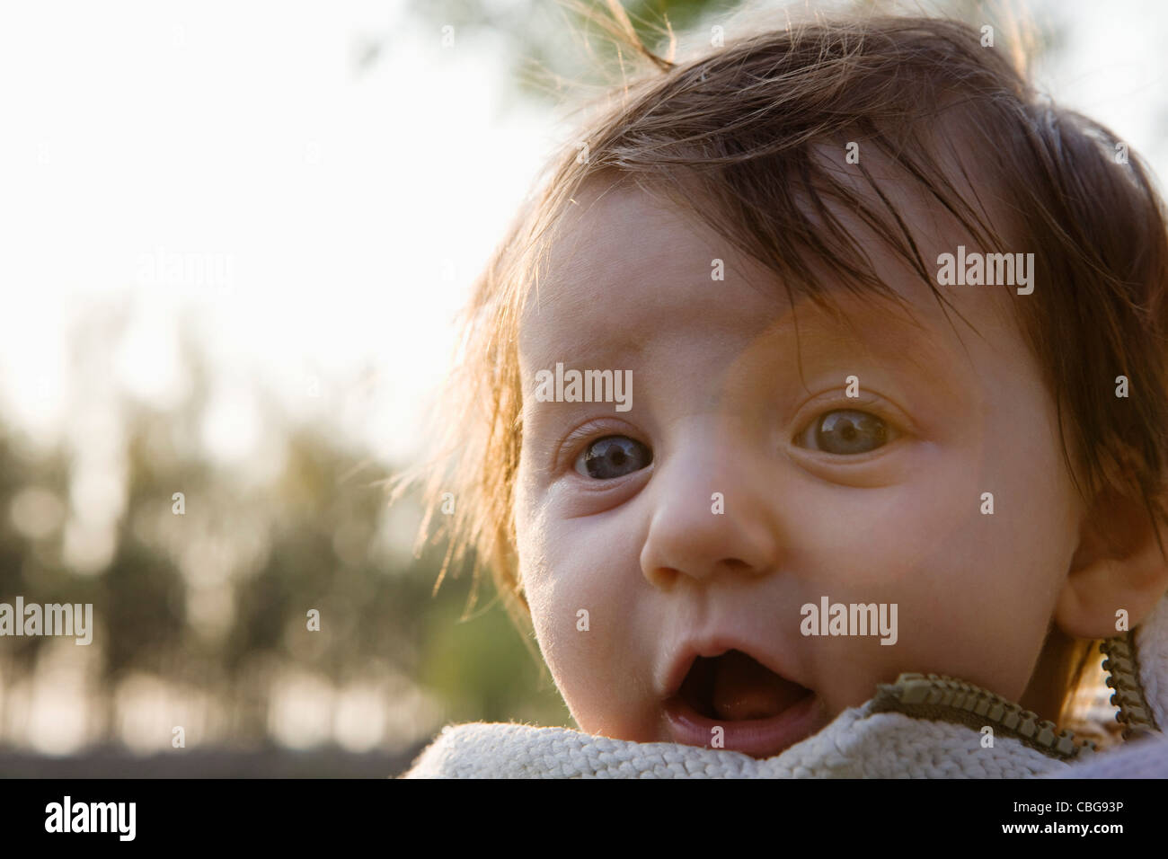 Un bambino guardando nella telecamera Foto Stock