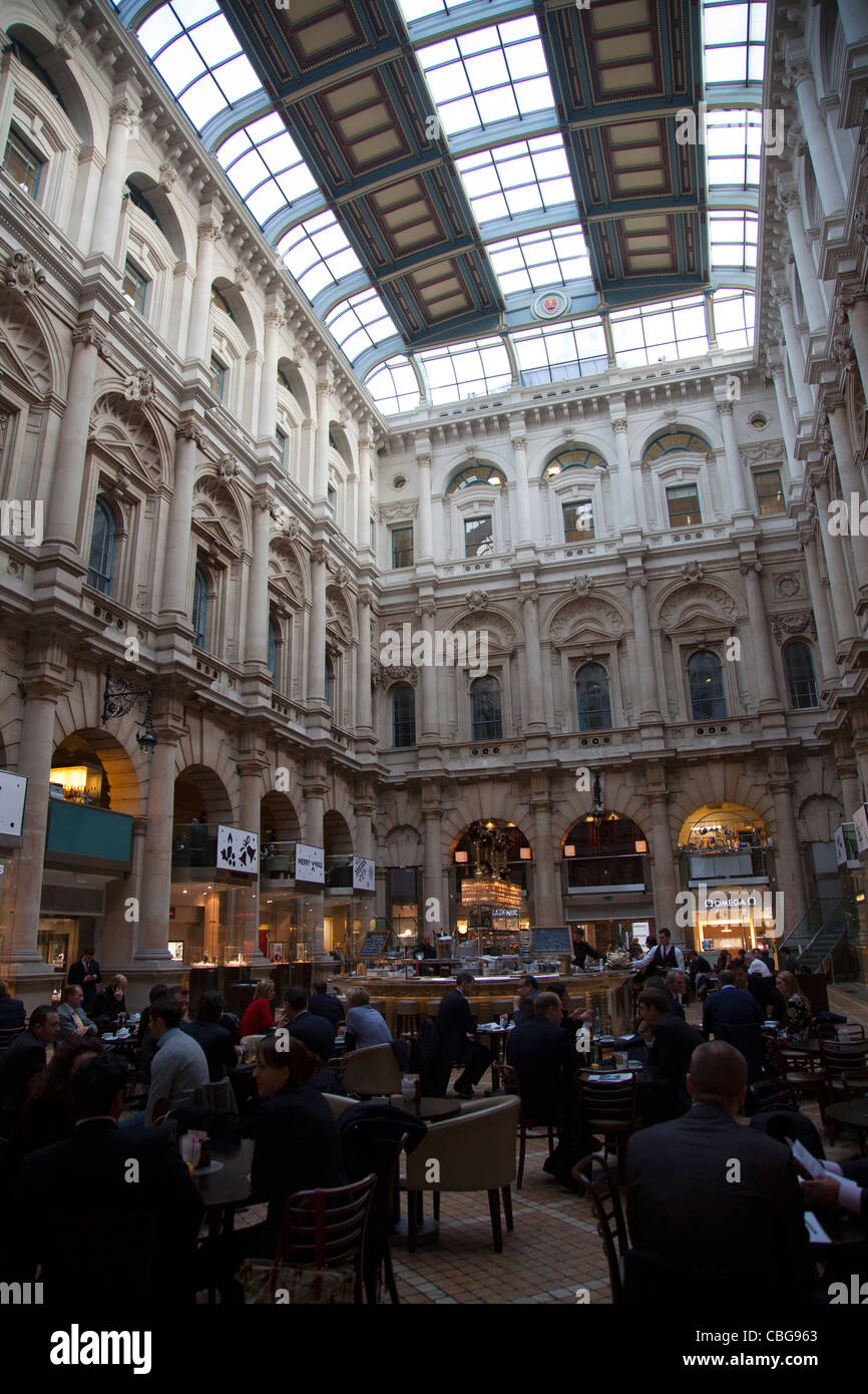 Royal Exchange interno Grand Bar e Caffetteria con negozi circostanti Foto Stock