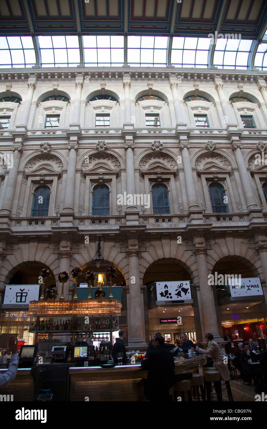 Royal Exchange interno Grand Bar e Caffetteria con negozi circostanti Foto Stock