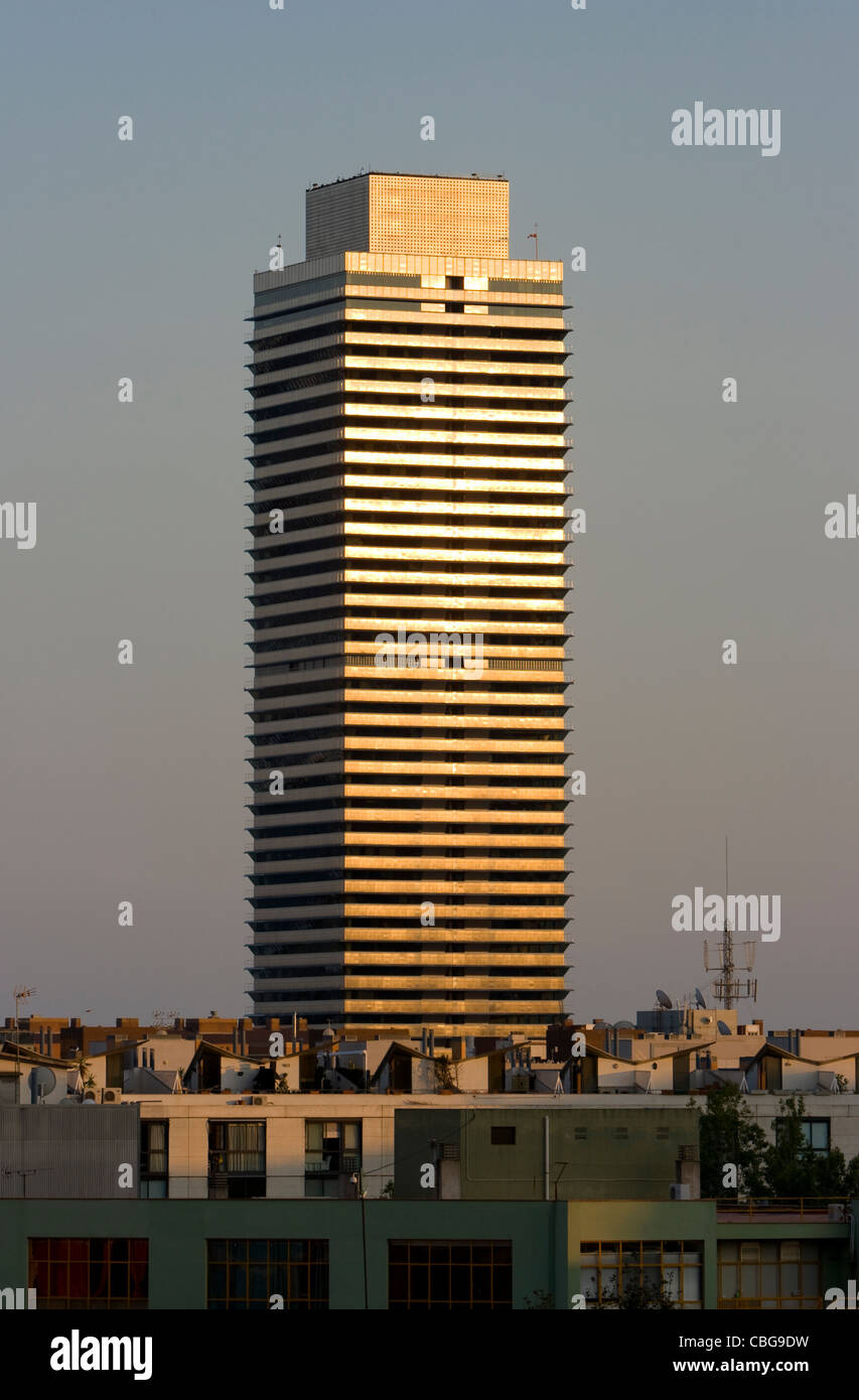 Edifici aziendali nella città di Barcellona in Spagna al crepuscolo Foto Stock