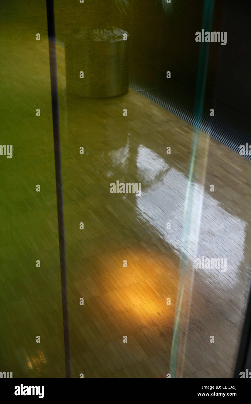La riflessione in un pavimento in legno visibile attraverso una finestra Foto Stock