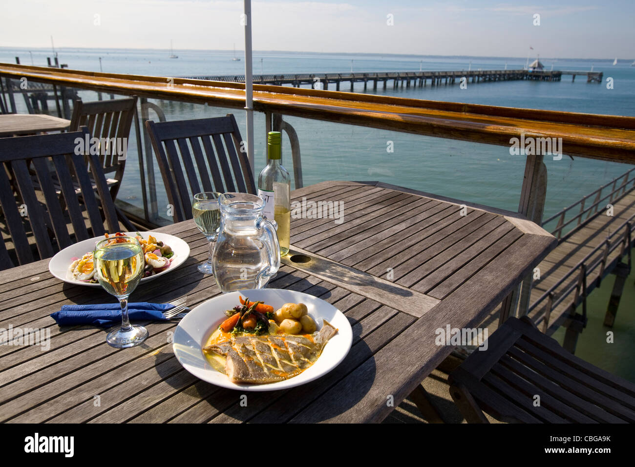 Pesce, vino, cena, Royal Solent Yacht Club, Yarmouth Pier, Yarmouth, Isle of Wight, England, Regno Unito Foto Stock
