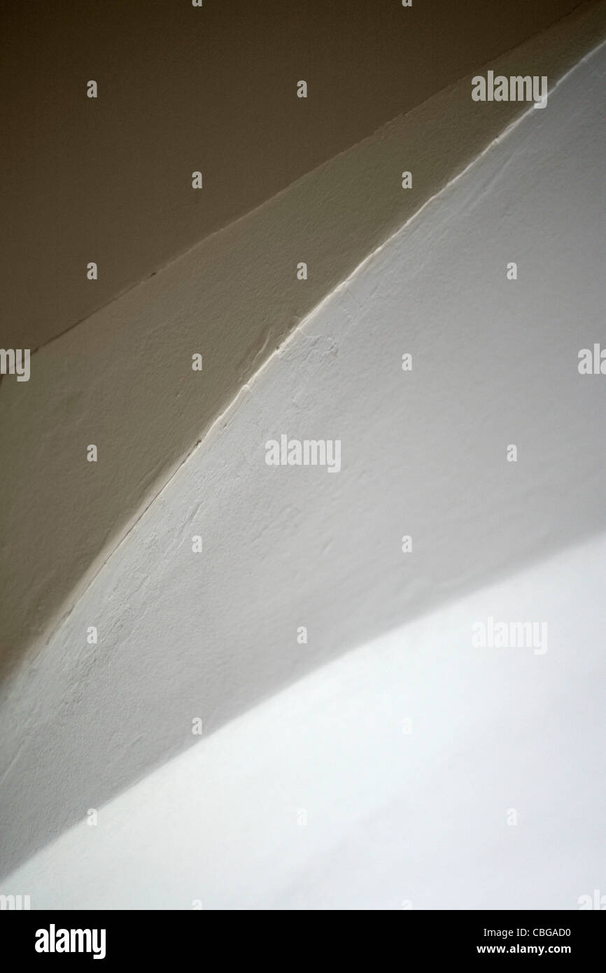 Vista astratta a soffitto, parete e arco di porta Foto Stock